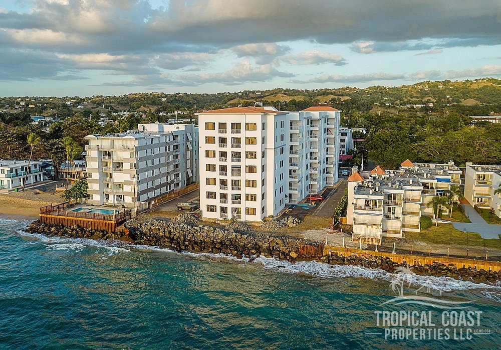 BEACHFRONT CONDO WITH SUNSET VIEWS!