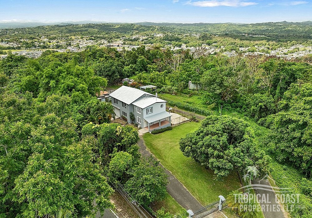 Two-story single-family residence in Moca