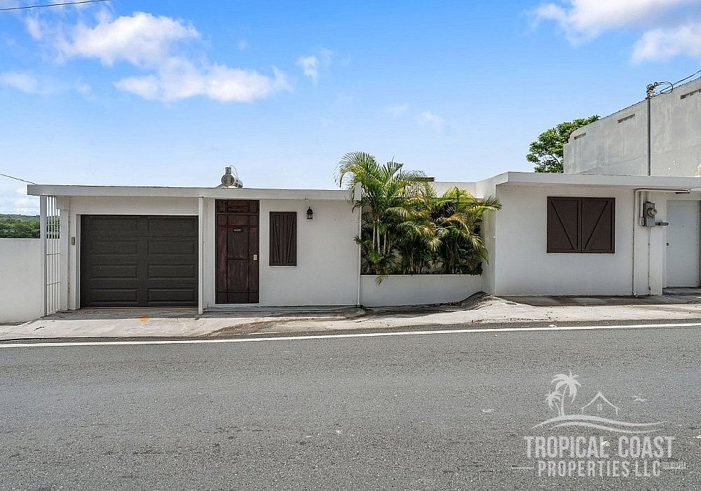 Charming two-story house in Aguada with a beautiful view, a finished basement with new windows, outdoor space, and a garage